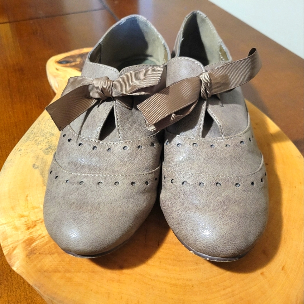 Oxford style ribbon tie flat shoe